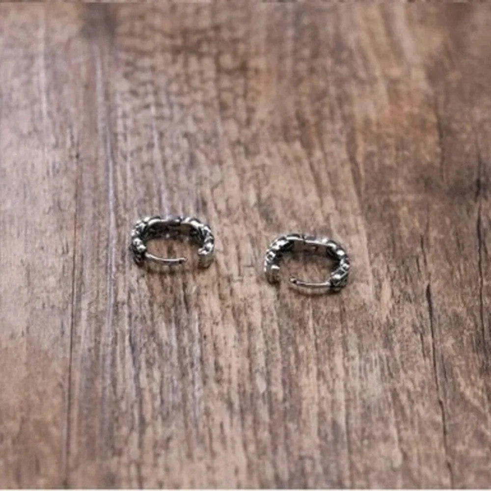 Mens Single Accent Earring Huggie Hoop Earrings In Vintage Silver